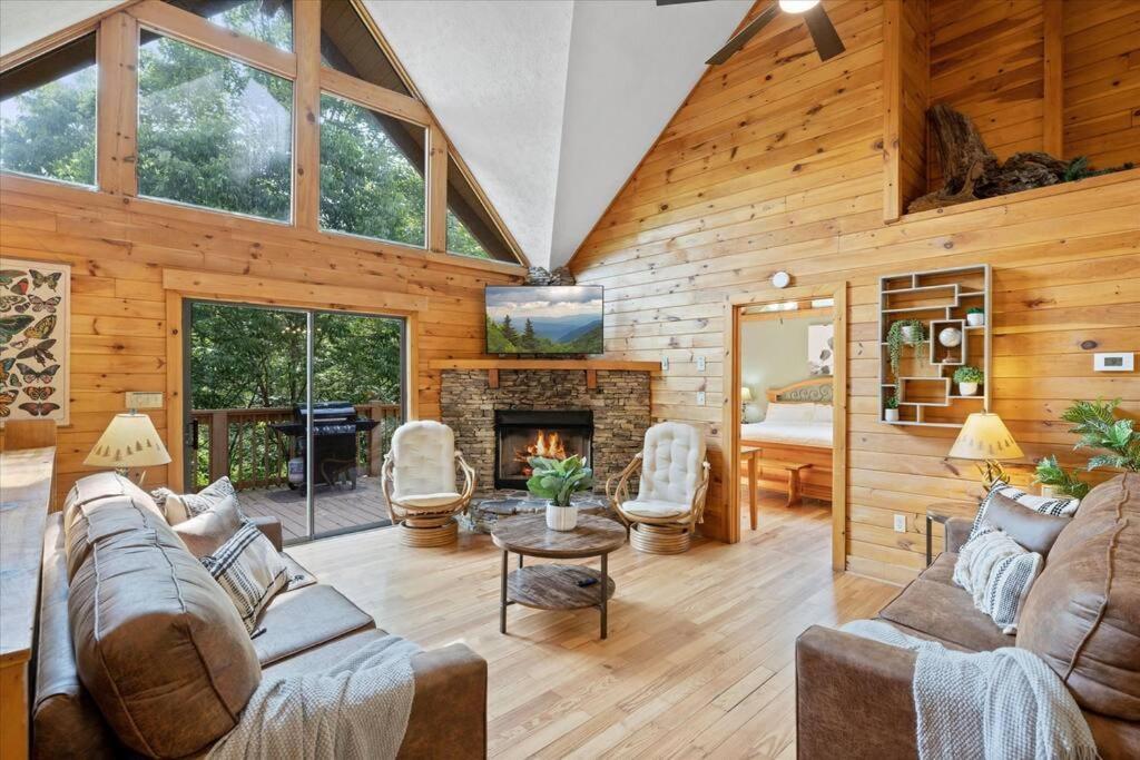 1 Min To The Parkway Spacious Cabin W 3 Suites And Extra Bedroom! Pigeon Forge Extérieur photo