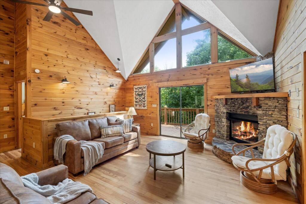 1 Min To The Parkway Spacious Cabin W 3 Suites And Extra Bedroom! Pigeon Forge Extérieur photo