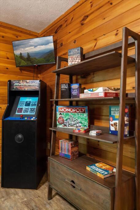 1 Min To The Parkway Spacious Cabin W 3 Suites And Extra Bedroom! Pigeon Forge Extérieur photo
