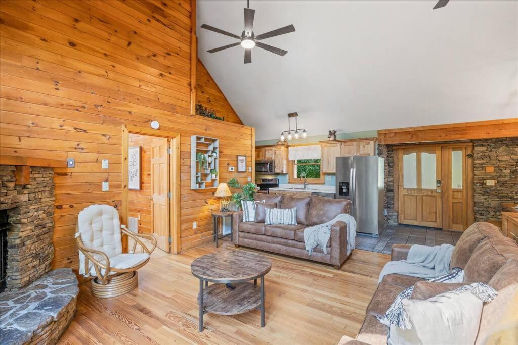 1 Min To The Parkway Spacious Cabin W 3 Suites And Extra Bedroom! Pigeon Forge Extérieur photo
