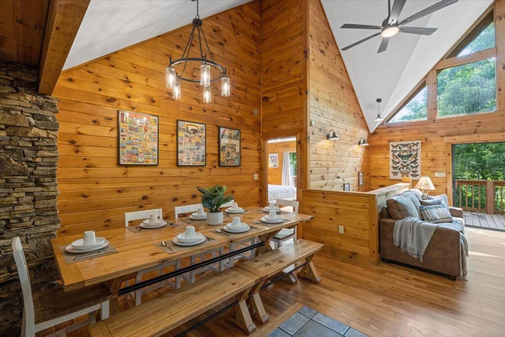 1 Min To The Parkway Spacious Cabin W 3 Suites And Extra Bedroom! Pigeon Forge Extérieur photo