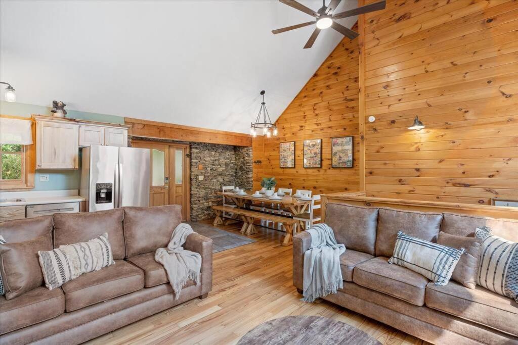 1 Min To The Parkway Spacious Cabin W 3 Suites And Extra Bedroom! Pigeon Forge Extérieur photo