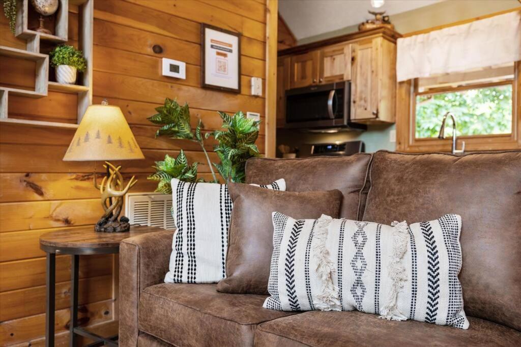 1 Min To The Parkway Spacious Cabin W 3 Suites And Extra Bedroom! Pigeon Forge Extérieur photo