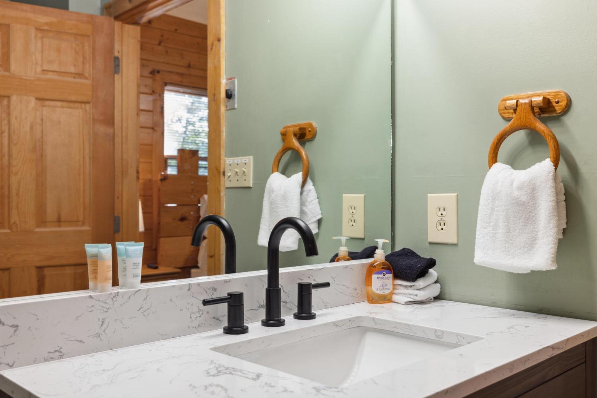1 Min To The Parkway Spacious Cabin W 3 Suites And Extra Bedroom! Pigeon Forge Extérieur photo