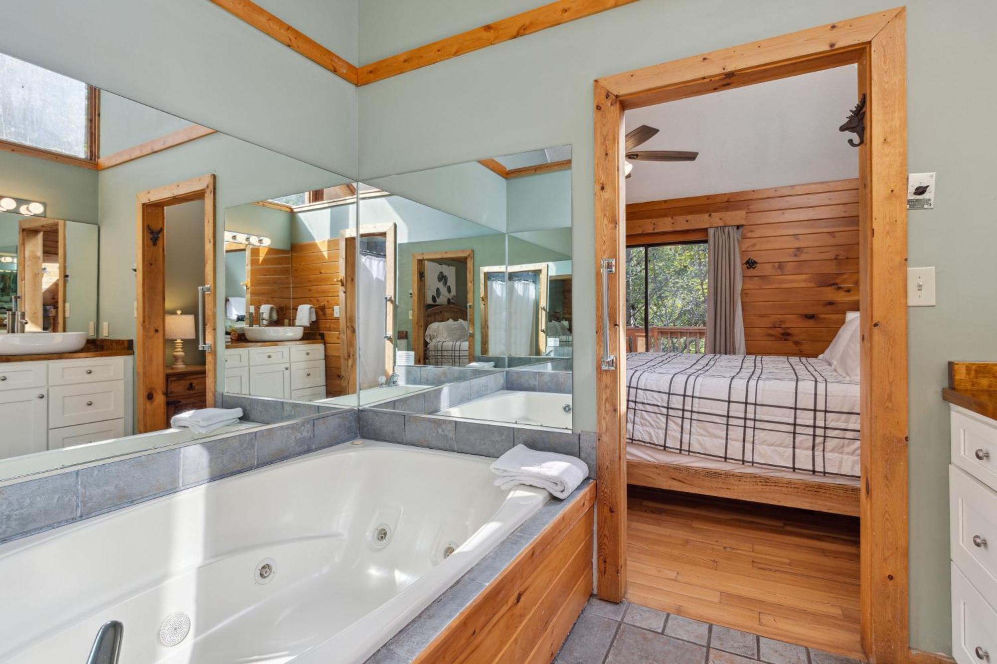 1 Min To The Parkway Spacious Cabin W 3 Suites And Extra Bedroom! Pigeon Forge Extérieur photo